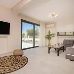 Adiola, An Unrivalled Retreat By Mindyourvilla Vilă *