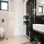Adiola, An Unrivalled Retreat By Mindyourvilla Vilă *